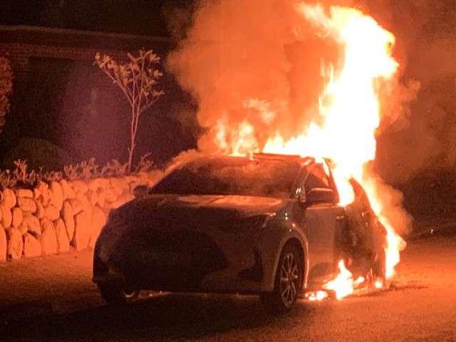 Neues Fahrzeug brennt vollständig aus