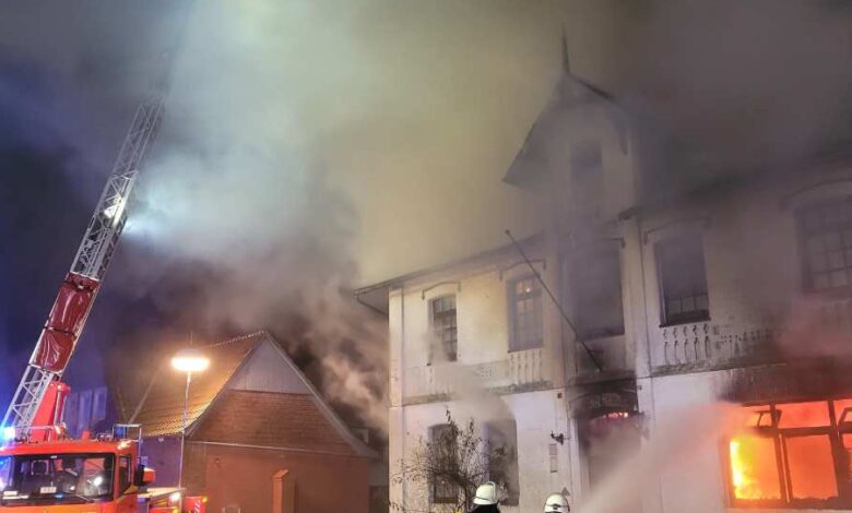 Feuer zerstört leerstehendes Gaststättengebäude