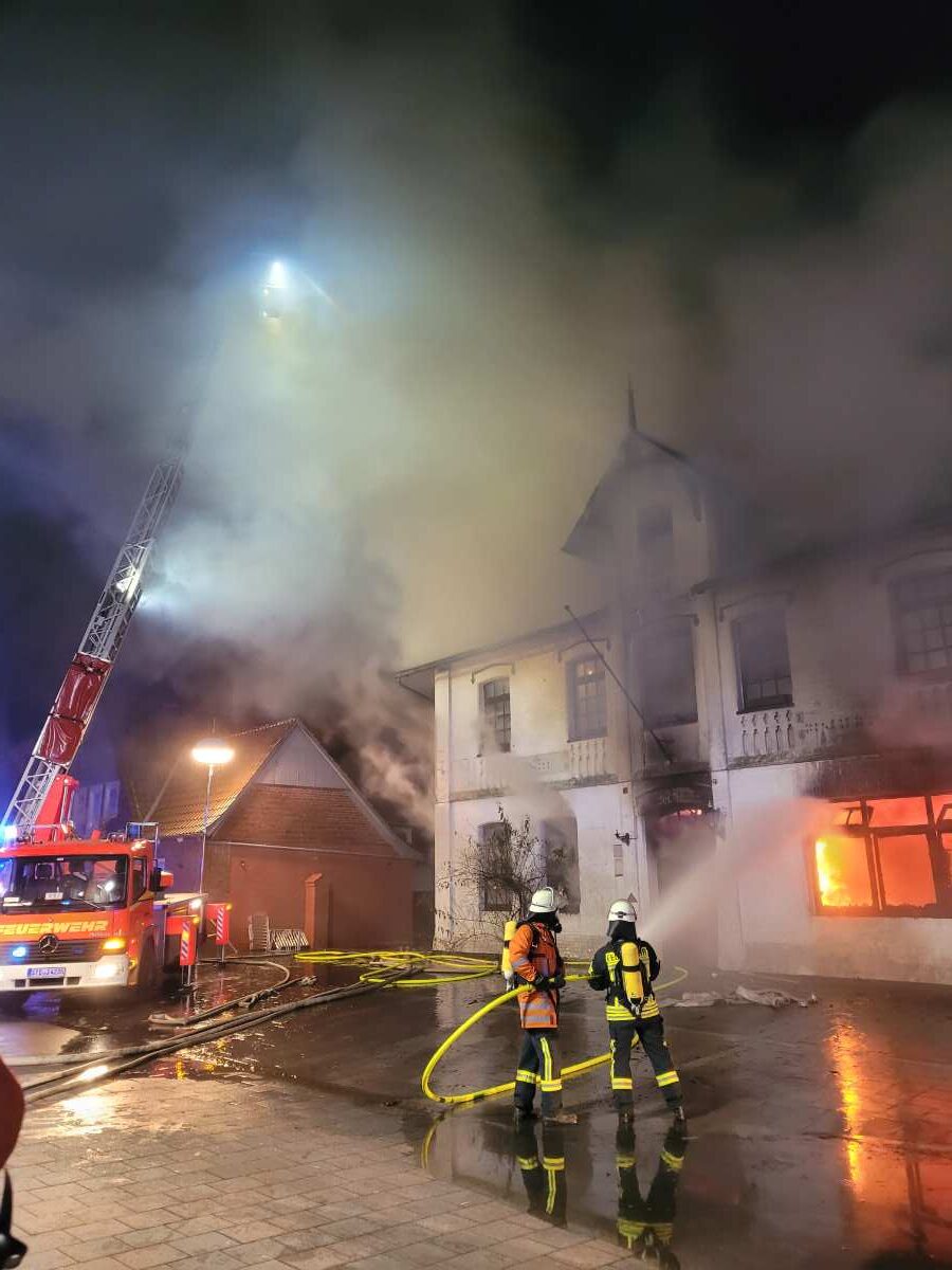 Feuer zerstört leerstehendes Gaststättengebäude