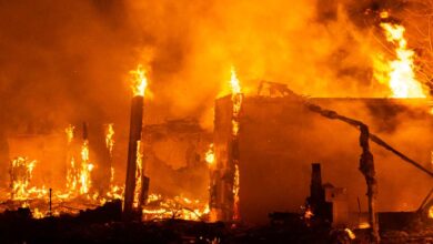 Gebäude von ehemaliger Klinik steht in Vollbrand