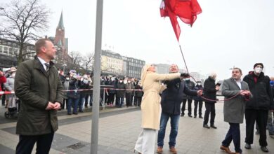 „Fedder geht’s nicht“: Jan-Fedder-Promenade am Hafen offiziell eingeweiht 18 „Fedder geht’s nicht“: Jan-Fedder-Promenade am Hafen offiziell eingeweiht