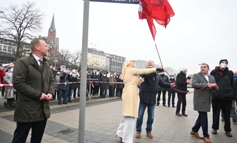 „Fedder geht’s nicht“: Jan-Fedder-Promenade am Hafen offiziell eingeweiht