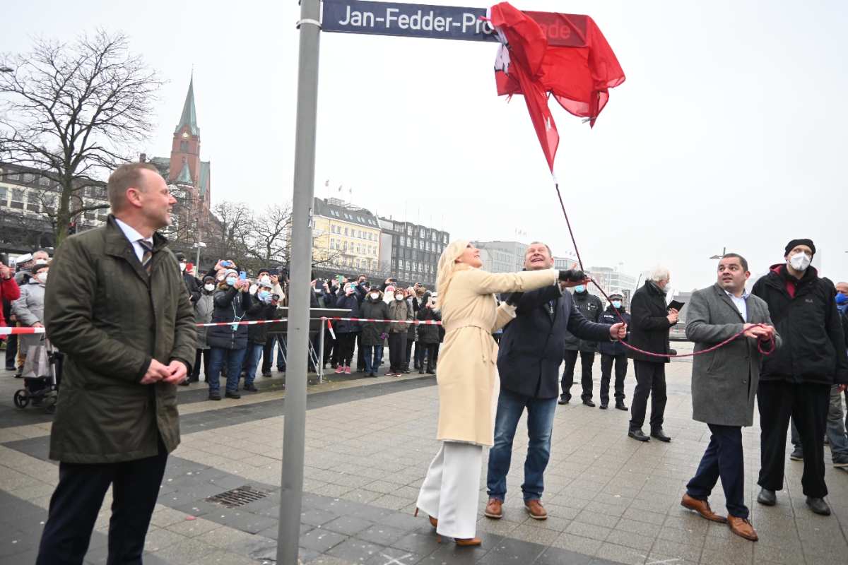 „Fedder geht’s nicht“: Jan-Fedder-Promenade am Hafen offiziell eingeweiht
