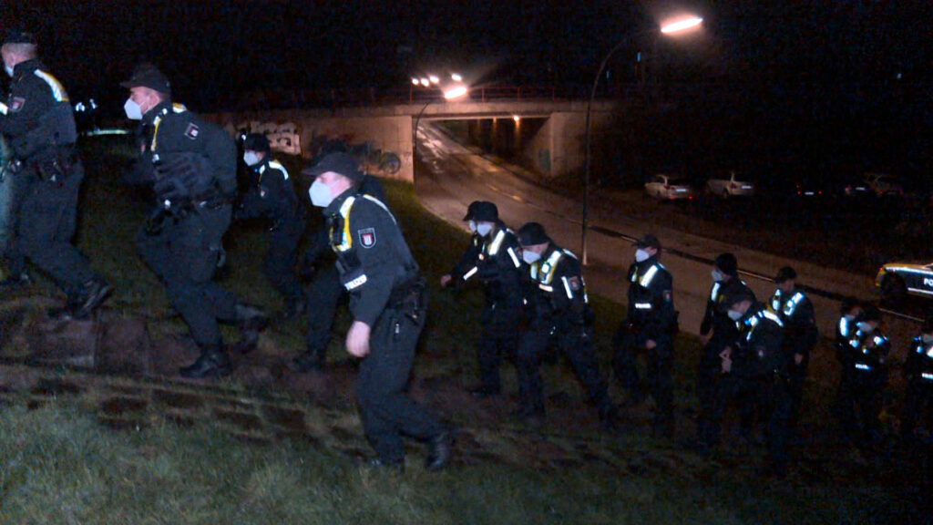Polizei löst illegale Party in Neuland auf 2 Polizei löst illegale Party in Neuland auf