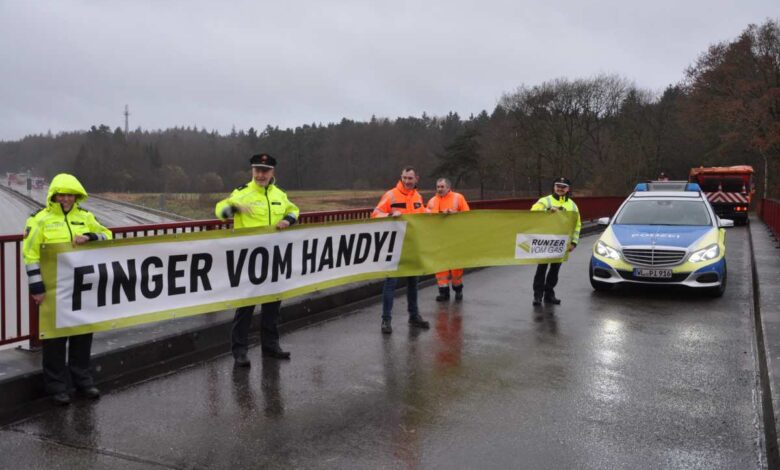 "Finger vom Handy": Erneute Banneraktion gegen Ablenkung