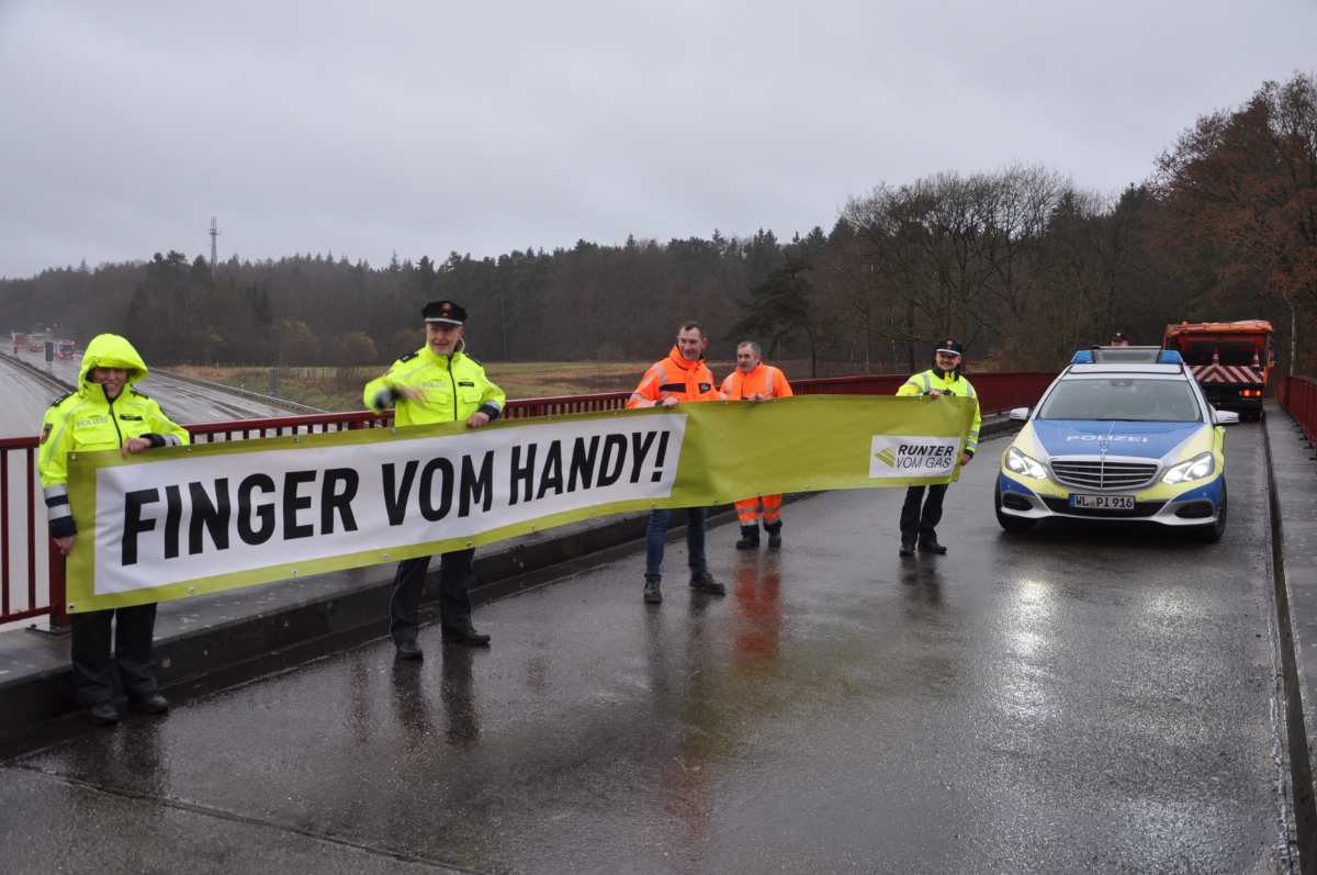 "Finger vom Handy": Erneute Banneraktion gegen Ablenkung