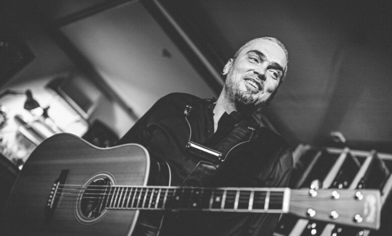 Liedermacher Bastian Bandt spielt im JoLa