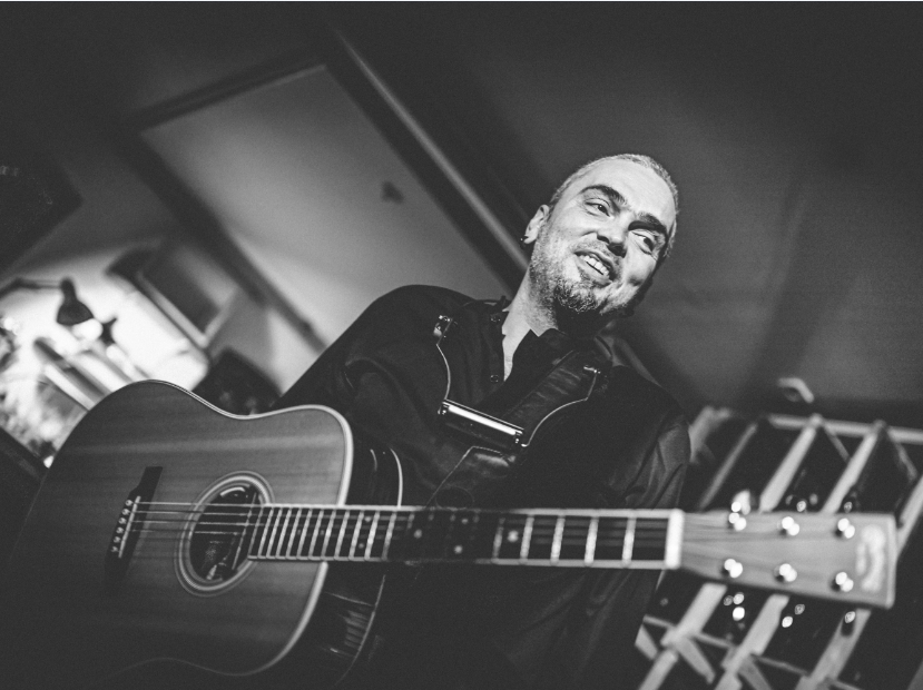 Liedermacher Bastian Bandt spielt im JoLa