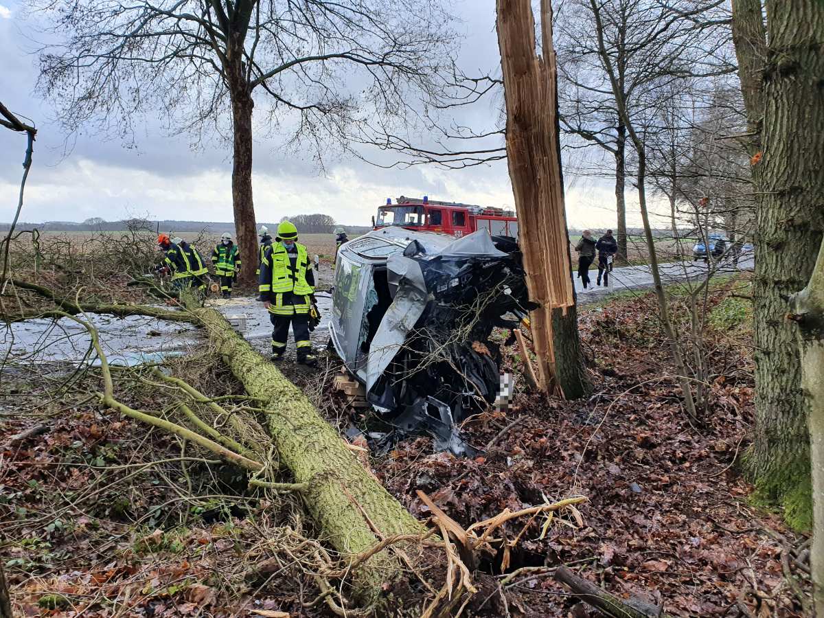 68-jähriger Autofahrer bei Unfall zwischen Issendorf und Horneburg tödlich verletzt 1 68-jähriger Autofahrer bei Unfall zwischen Issendorf und Horneburg tödlich verletzt