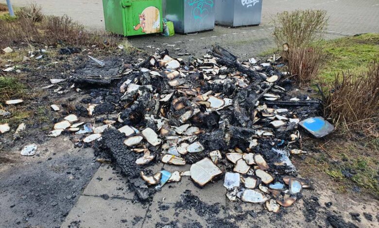 Brandstifter in Stade setzt Büchertelefonzelle in Brand
