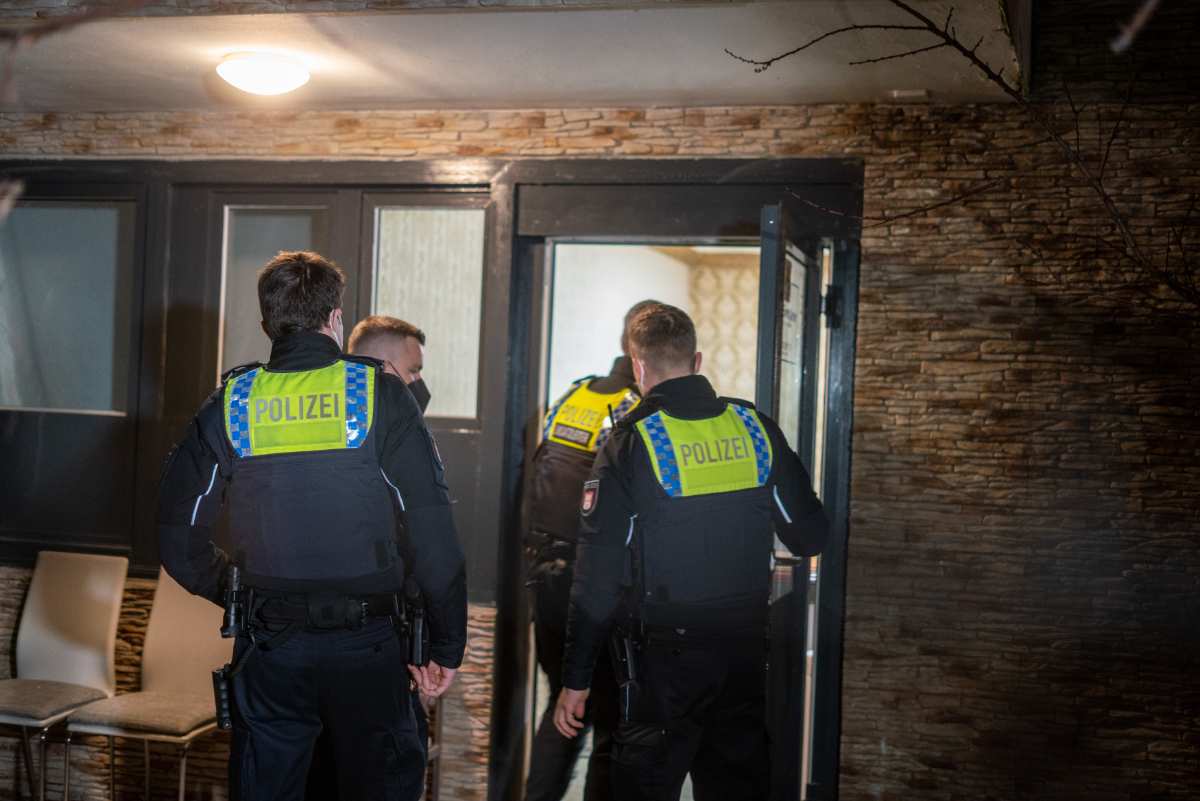 Polizei untersagt Party: 300 feiern Hochzeit auf der Veddel