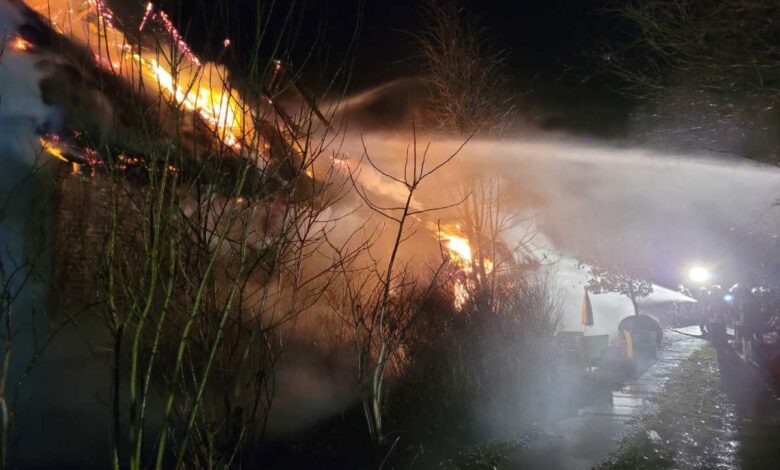 Feuer zerstört Reetdachhaus in Ritschermoor