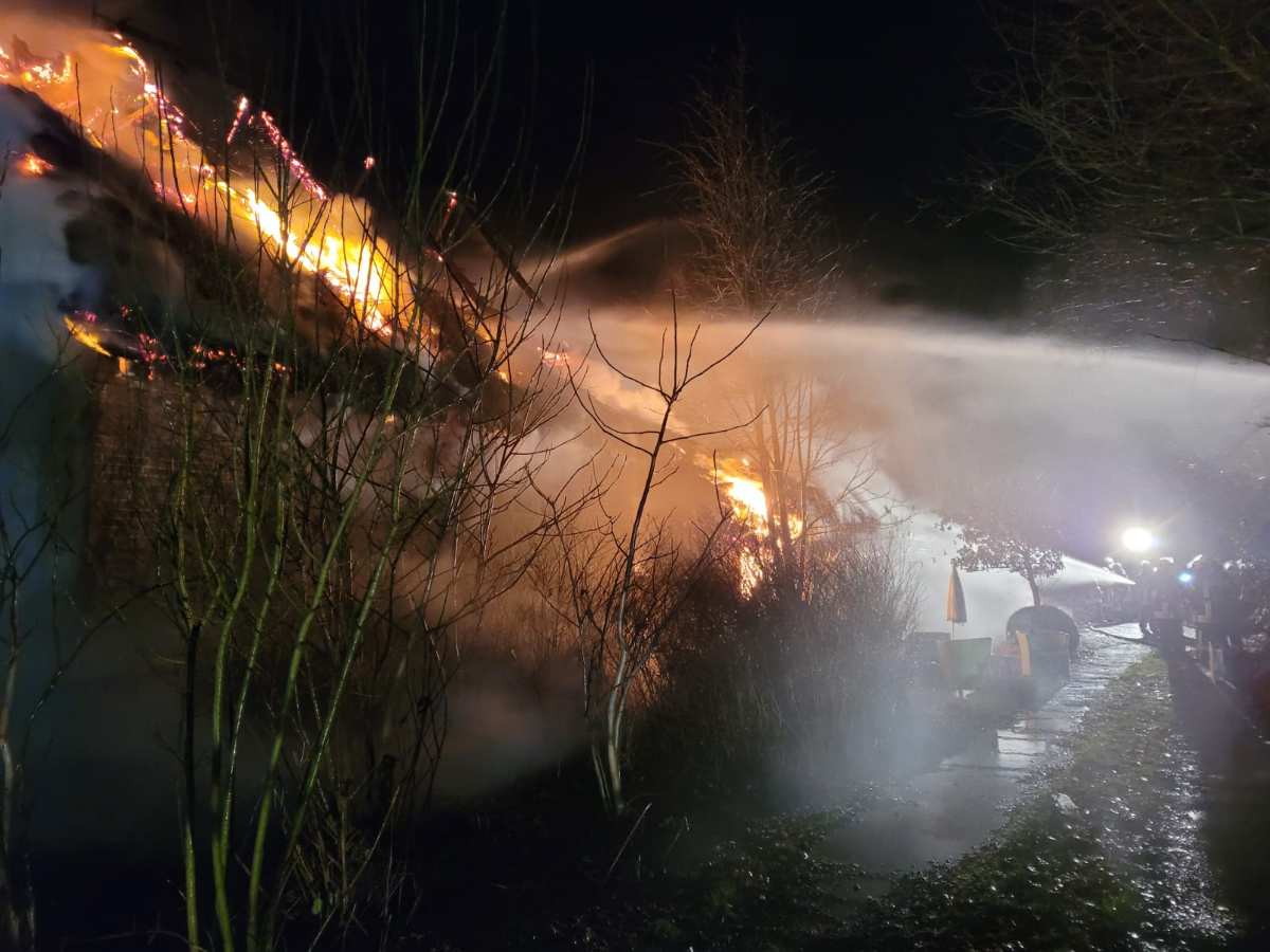 Feuer zerstört Reetdachhaus in Ritschermoor