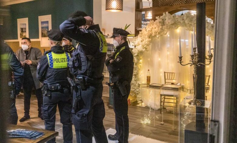 Polizei löst Hochzeitsfeier mit 60 Personen auf