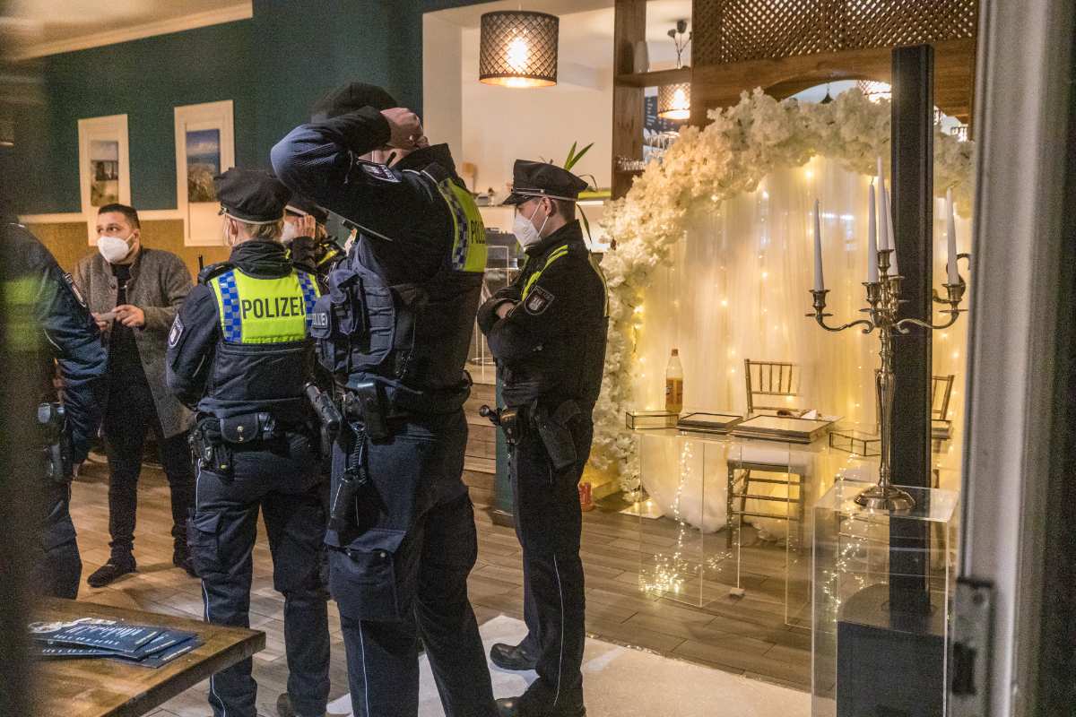 Polizei löst Hochzeitsfeier mit 60 Personen auf