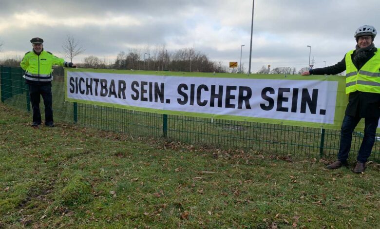 Banner-Aktion für mehr Sicherheit im Straßenverkehr