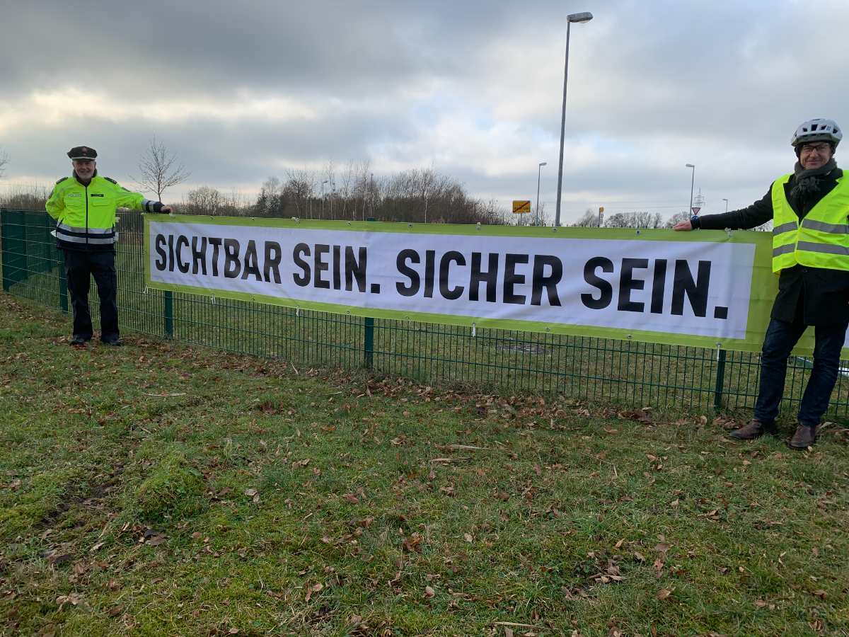 Banner-Aktion für mehr Sicherheit im Straßenverkehr
