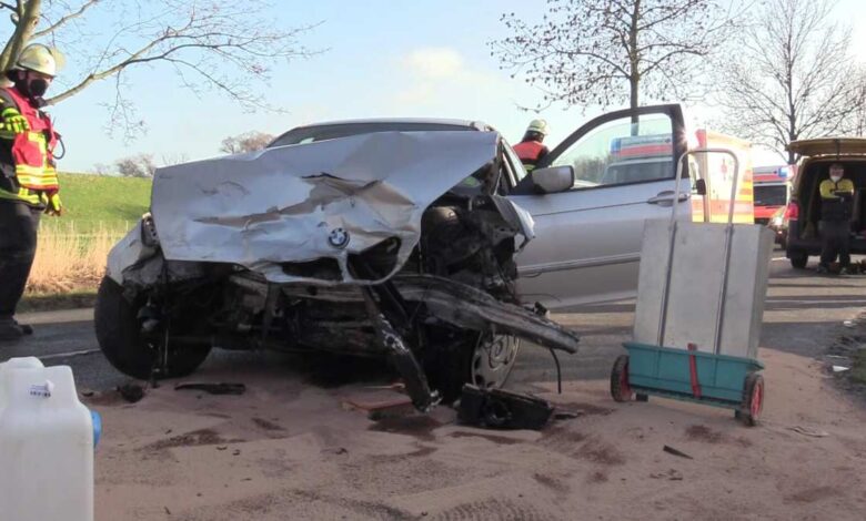 Drei zum Teil schwer verletzte Autoinsassen bei Verkehrsunfall im Alten Land