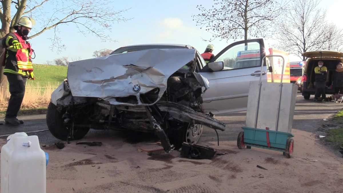 Drei zum Teil schwer verletzte Autoinsassen bei Verkehrsunfall im Alten Land