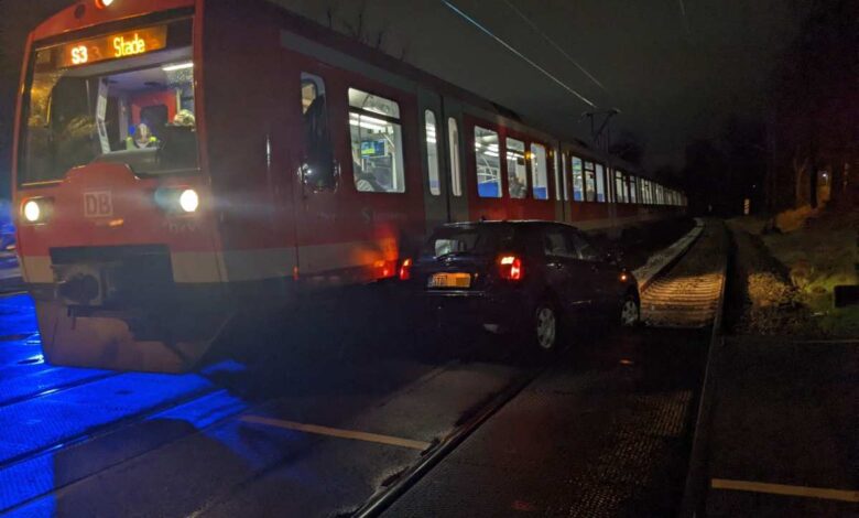 Autofahrerin biegt am Bahnübergang zu früh ab und kollidiert leicht mit S-Bahn