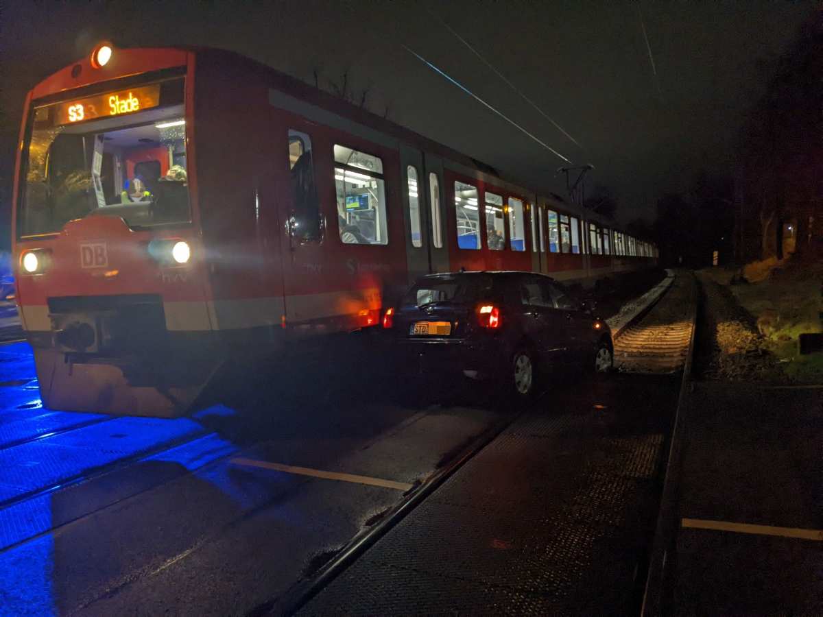 Autofahrerin biegt am Bahnübergang zu früh ab und kollidiert leicht mit S-Bahn