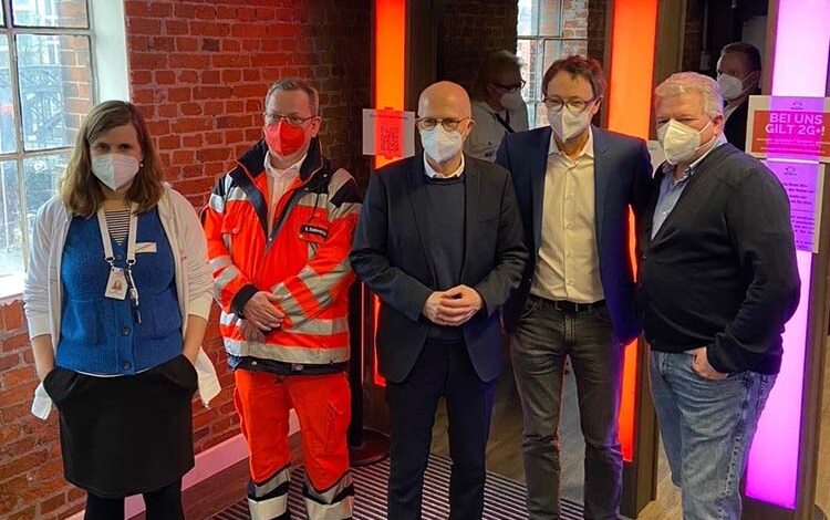 Tschentscher besucht DRK-Testzentrum in der Speicherstadt
