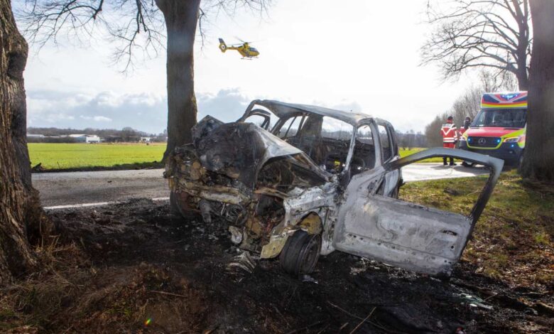 Nach Frontal-Crash gegen Baum schwebt 2-jährige in Lebensgefahr