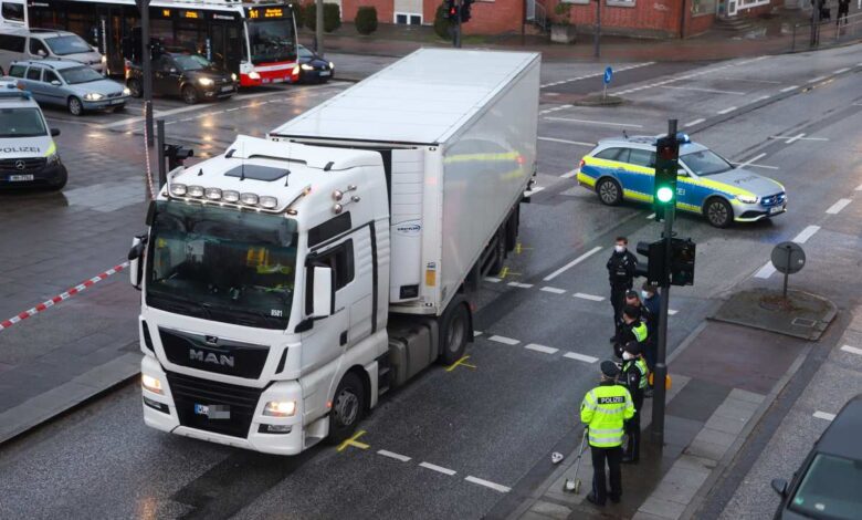 Schülerin gerät beim Überqueren der Cuxhavener Straße unter LKW