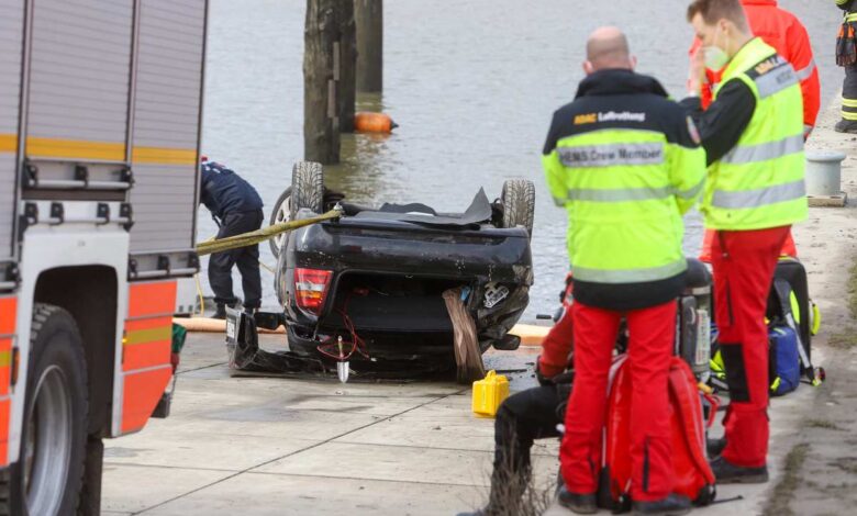 Große Suchaktion in Finkenwerder: Auto kopfüber im Wasser entdeckt