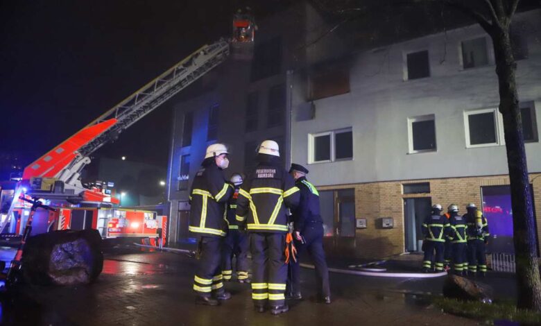 Ausgedehnter Zimmerbrand ruft Feuerwehr auf den Plan