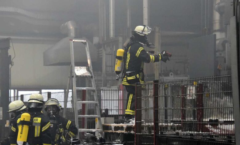 Feuerwehr löscht Stahlhärteofen und entraucht Werkhalle