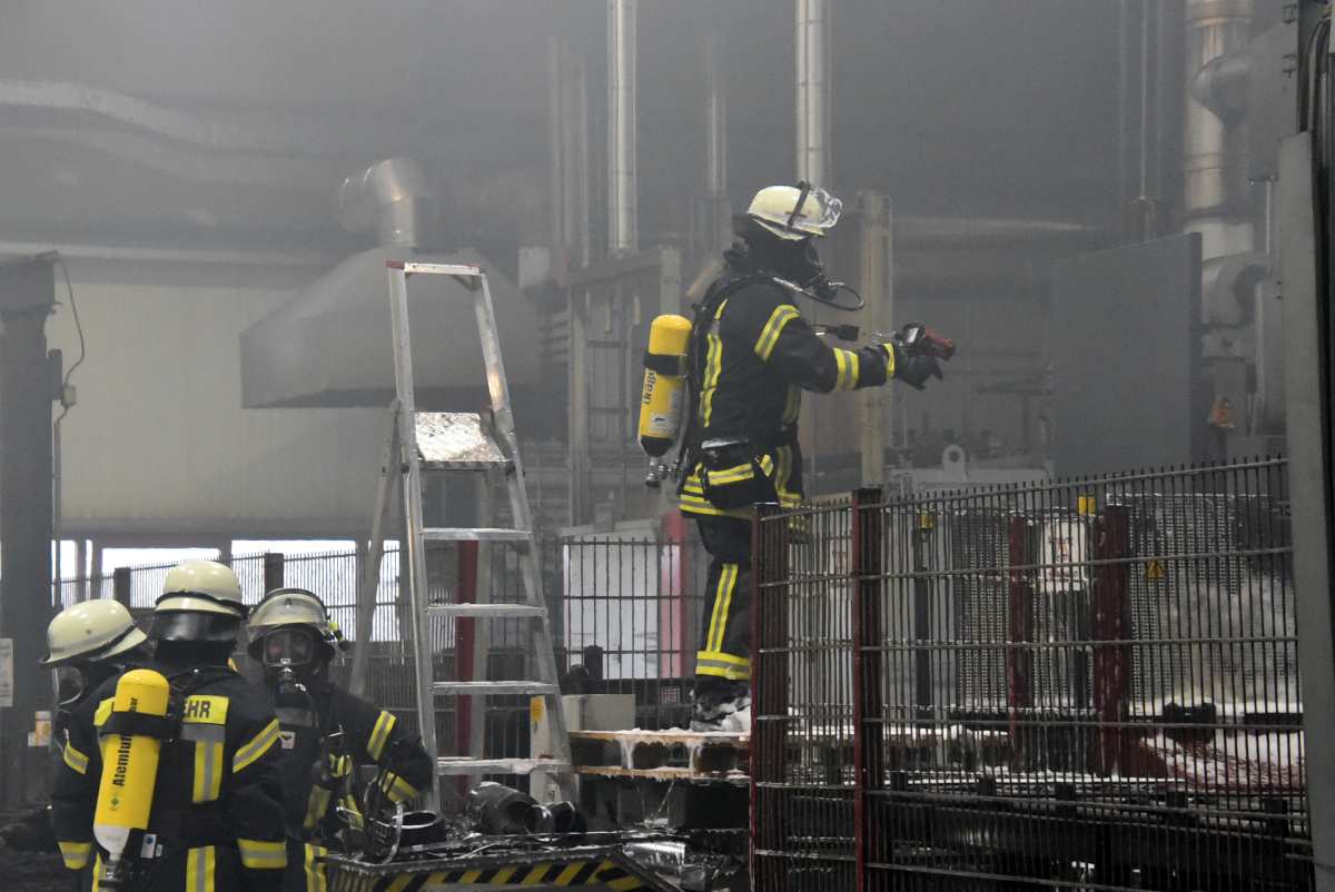 Feuerwehr löscht Stahlhärteofen und entraucht Werkhalle