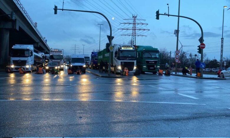 Klima-Aktivisten legen Verkehr in Hamburgs Süden lahm