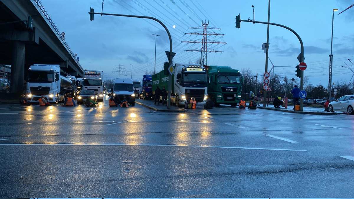 Klima-Aktivisten legen Verkehr in Hamburgs Süden lahm