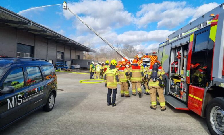 Großalarm in Stade - Hallendach mit Photovoltaikanlage in Brand geraten