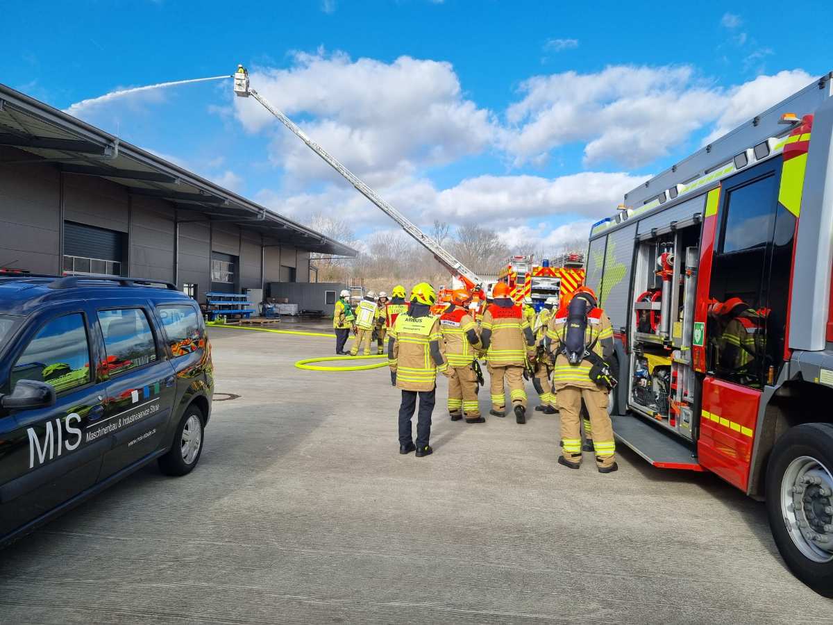 Großalarm in Stade - Hallendach mit Photovoltaikanlage in Brand geraten 1 Großalarm in Stade - Hallendach mit Photovoltaikanlage in Brand geraten