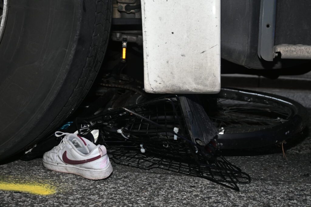 Schülerin gerät beim Überqueren der Cuxhavener Straße unter LKW