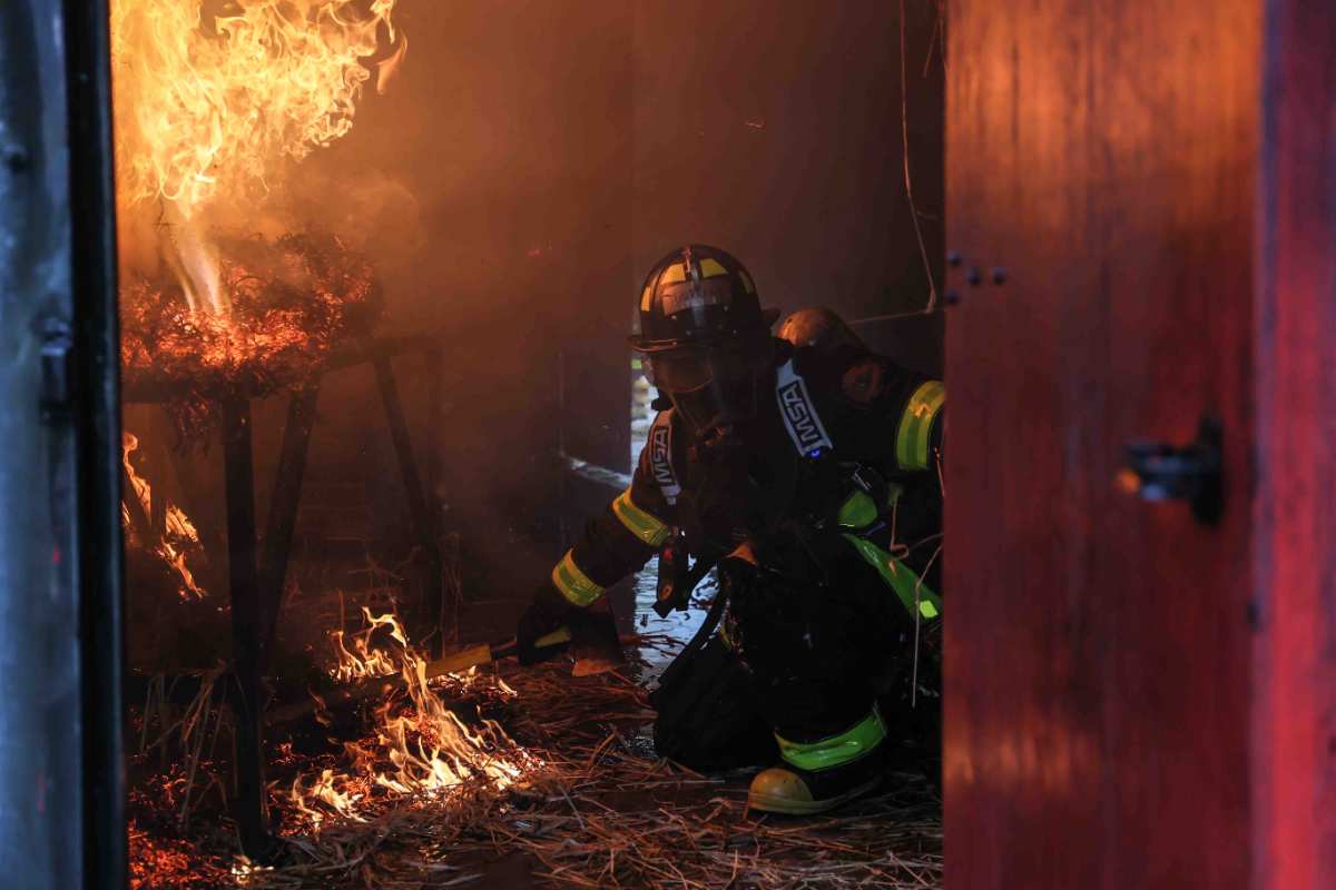 Feuerwehr rettet 19 Menschen nach ausgedehntem Kellerbrand 1 Feuerwehr rettet 19 Menschen nach ausgedehntem Kellerbrand