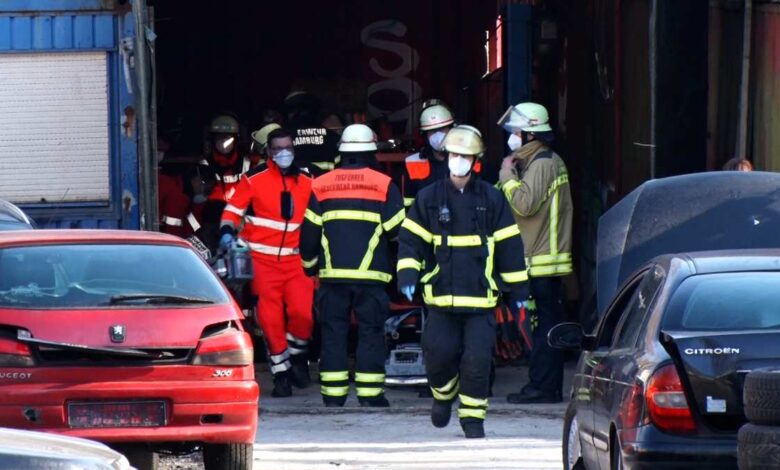 Dramatischer Arbeitsunfall: Mann unter Fahrzeug eingeklemmt