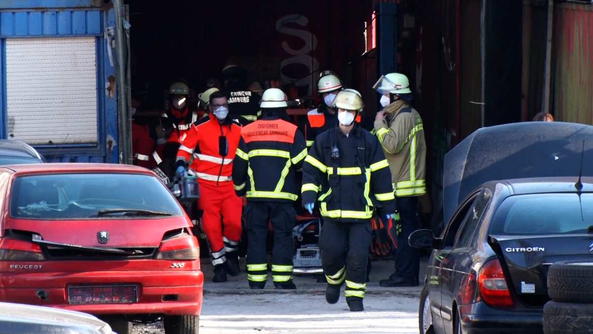 Dramatischer Arbeitsunfall: Mann unter Fahrzeug eingeklemmt