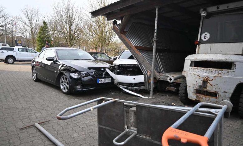 Vier Fahrzeuge auf Werkstattgelände durch Unfall beschädigt