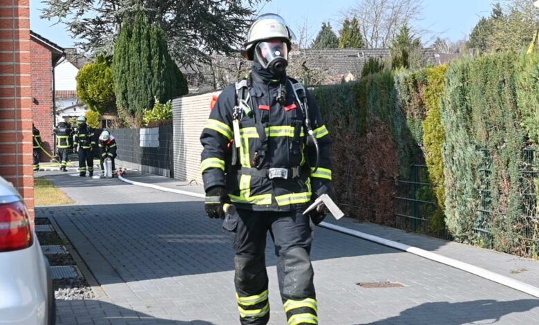Nachbarn verhindern übergreifen von Flammen auf den Wohnbereich eines Hauses