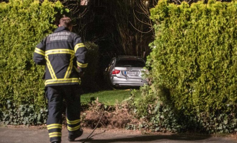 Nach Streit: Mann kachelt mit Vollgas durch die Hecke