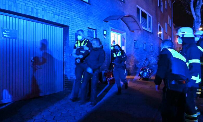 Polizei muss Bewohner während eines Feuers in seiner Wohnung zwanghaft retten