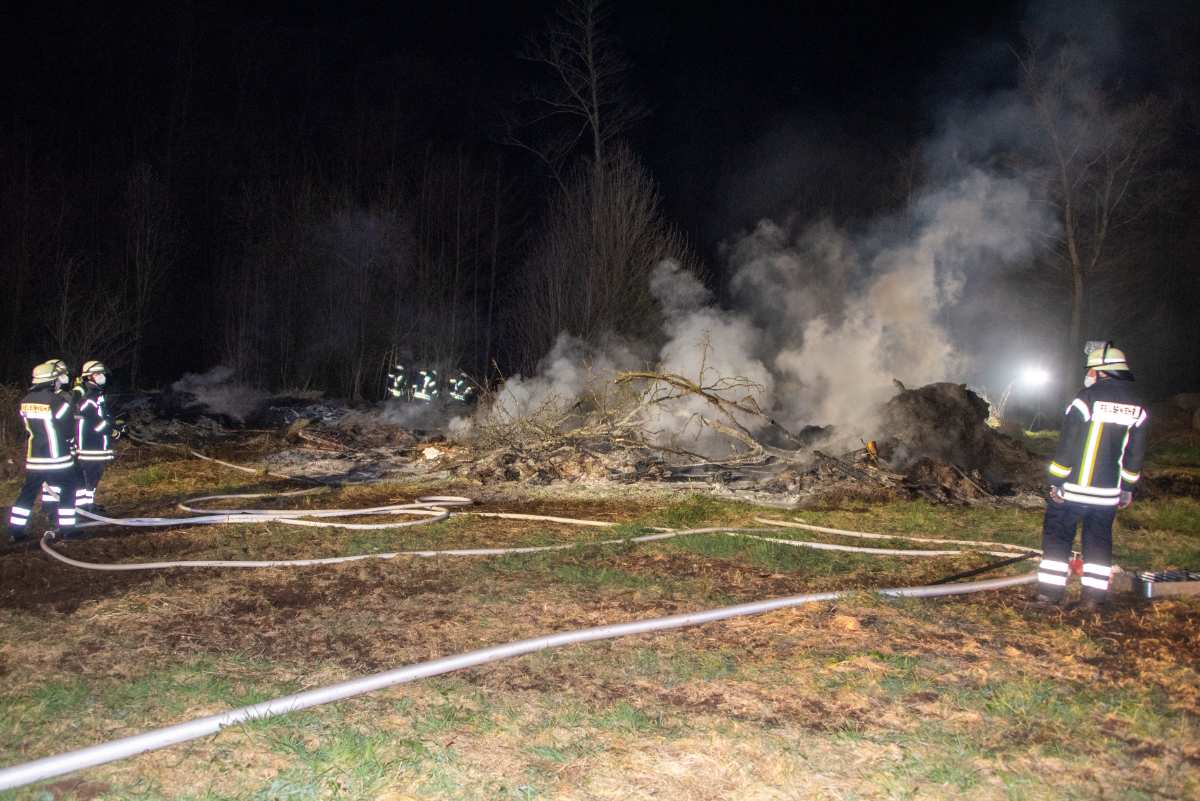 Unbekannte zünden 300 qm großen Holzhaufen an