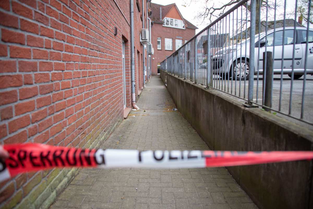 Zwei Personen nach Messerstecherei in Lebensgefahr