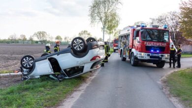 Auto kippt in Wohnstraße aufs Dach