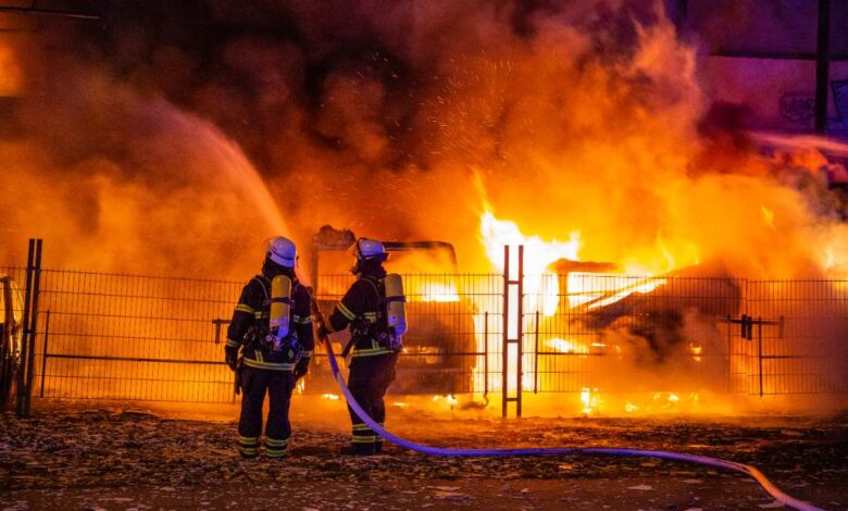 Eine Person bei Feuer an einer Lagerhalle verletzt
