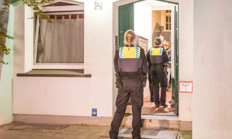 Trunkenbold attackiert Pärchen mit Schuhanzieher