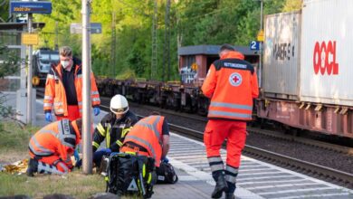 Mann versucht Gleise zu überqueren und wird von Zug erfasst